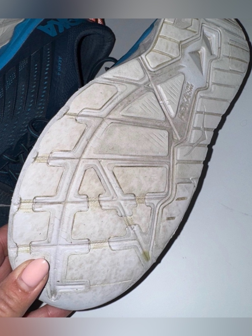 Hoka Dynamic Arahi 4 Men's Navy Blue and White Athletic Shoes with Blue Accents - Picture 3 of 4